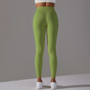 Vue arrière du legging de yoga vert taille haute montrant l'effet galbant et la texture