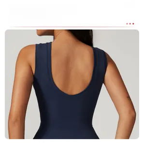 Détail de la robe de sport bleu marine montrant le design dos nu en U sur le mannequin