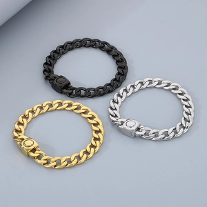 Trois bracelets gourmette en métal or, argent et noir avec fermoir magnétique