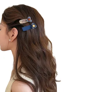 Elegante set di fermagli per capelli con fiori blu e trama marmorizzata per acconciature