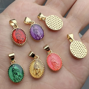 Gedetailleerde opname van gekleurde geëmailleerde Guadalupe metalen hangers met textuur.