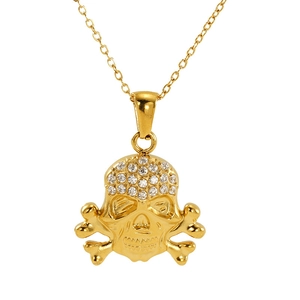 Détail d'un pendentif tête de mort doré avec strass blancs et chaîne hip-hop