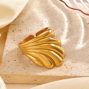 Bague ouverte chic en acier inoxydable doré en forme de coquillage sur socle en pierre