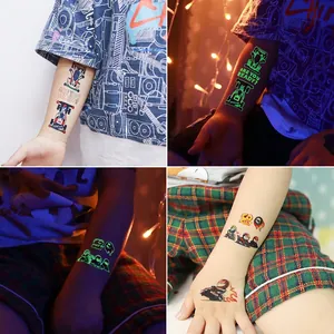 Tatuaggi temporanei per bambini con auto da corsa ed effetto luminoso diurno e notturno