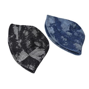 Detailansicht von gewaschenen Denim-Fischerhüten in Schwarz und Blau mit Vintage-Texturen