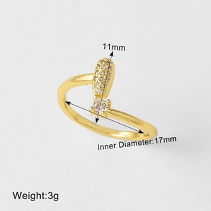 Detail van een vergulde ring met 17 mm binnendiameter en ingelegde zirkonia