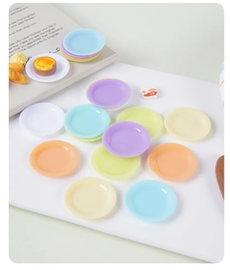 Vue macro de vaisselle miniature colorée de 3,5 cm et de petits modèles d'aliments