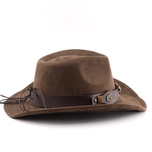 Détail d'un chapeau de cow-boy en suédine avec insigne de tête de taureau et bande en cuir