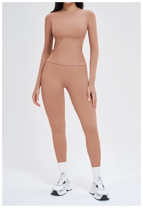 Détail de l'ensemble de sport beige sans couture avec texture côtelée sur le legging taille haute