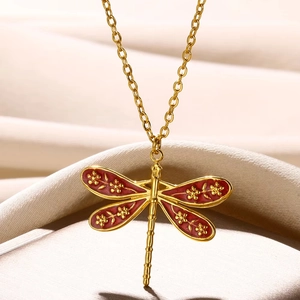 Collier pendentif libellule baroque vintage ailes en émail rouge foncé et chaîne dorée