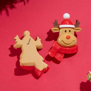 Vue détaillée avant et arrière d'une broche de Noël renne en résine avec fermoir épingle