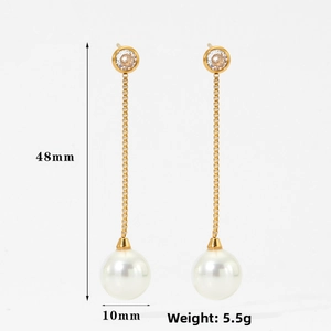Détail de longues boucles d'oreilles perles avec zircon et marquage de 48mm de longueur