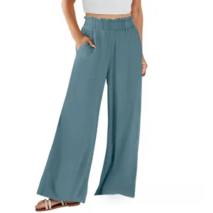 Dettaglio della vita alta elasticizzata sui pantaloni larghi in cotone e lino blu