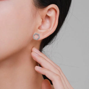 Élégantes boucles d'oreilles hexagonales en argent S925 avec cristaux bleu clair