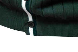 Dettaglio cardigan in maglia verde scuro con strisce bianche e bottoni neri