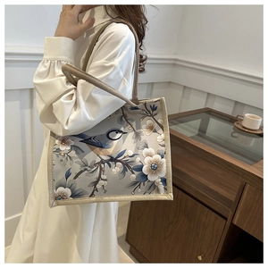 Stofftasche mit Vogel- und Blumenmuster sowie rustikalen Henkeln aus Hanfseil