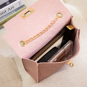 Rosafarbene Kelly-Tasche mit Kette und goldenem Drehverschluss mit Innenraumansicht