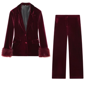 Completo due pezzi da donna in velluto rosso scuro con polsini in pelliccia sintetica