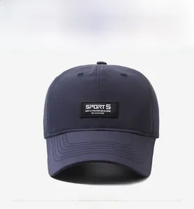 Dettaglio del cappellino sportivo blu scuro in tessuto traspirante con patch SPORT S