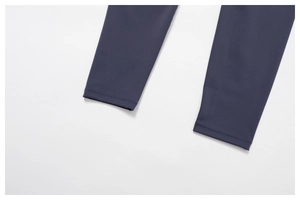 Détail de la couture à double aiguille sur le bas du pantalon de yoga recyclé