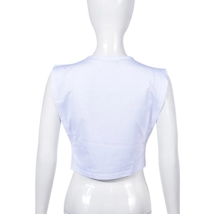 Dettaglio del crop top bianco senza maniche che mostra la trama in cotone e la vestibilità