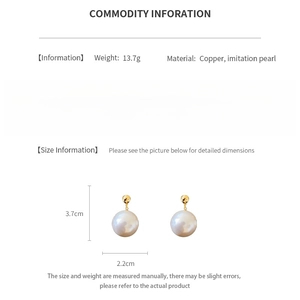 Detailed size and weight chart for geometric pearl earrings with copper material specs