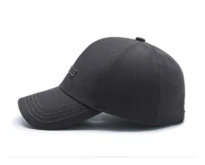 Dettaglio del cappellino grigio antracite con ricamo su tessuto di twill di cotone testurizzato