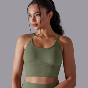 Détail du soutien-gorge de sport vert olive montrant la maille et la bande côtelée