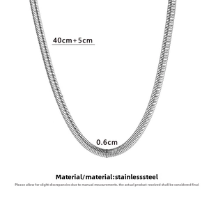 Vue détaillée d'une chaîne serpent argentée en acier avec largeur 0.6cm et longueur réglable