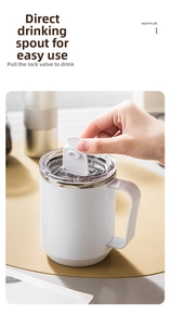 Détail d'un mug en inox blanc avec couvercle coulissant et bec verseur pour boire