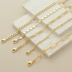 Ensemble de 5 bracelets dorés incluant maille gourmette, Figaro et torsade sur pierre