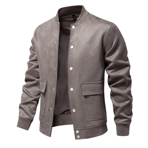 Gros plan d'un blouson bomber en daim gris avec boutons-pression et poignets côtelés