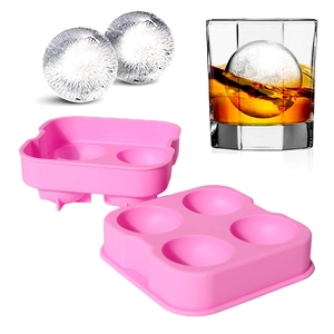 Molde de silicona rosa de 4 cavidades para esferas de hielo de whisky sobre fondo blanco