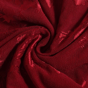 Makro-Detail von dunkelrotem Spitzen-Netzstoff mit Blumenstickerei und feiner Textur