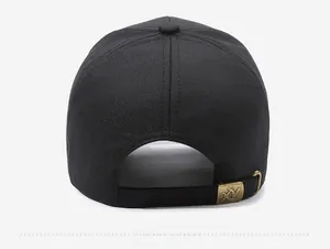 Détail de l'arrière d'une casquette noire avec boucle en métal bronze réglable