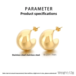 Vue détaillée de boucles d'oreilles épaisses en C plaquées or 18 carats avec dimensions