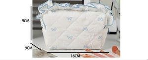 Quilted makeup bag with blue bow print and ruffled edges, size 16x9x9cm detail