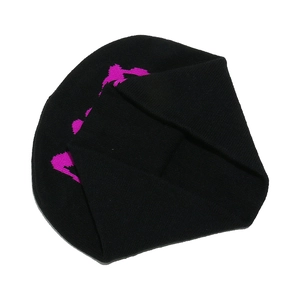 Dettaglio della trama in maglia spessa e del motivo jacquard rosa su un berretto nero
