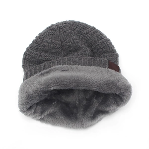 Dunkelgraue Strickmütze mit dickem Plüschfutter und Lederaufnäher für den Winter
