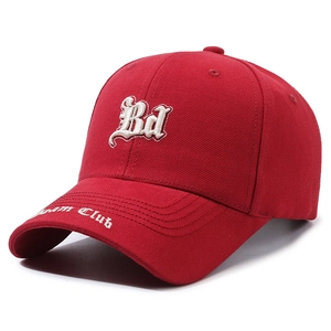 Casquette de baseball rouge avec broderie Bd gothique et lettrage Team Club latéral