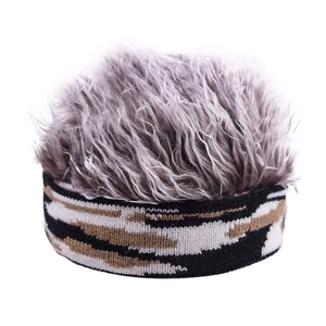 Bonnet créatif avec perruque grise synthétique et bord en tricot camouflage sur fond blanc