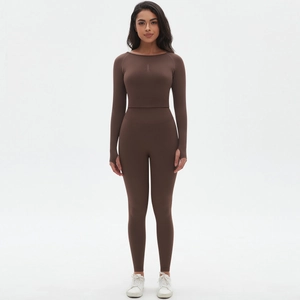 Ensemble de yoga marron sans couture avec crop top à manches longues et legging taille haute