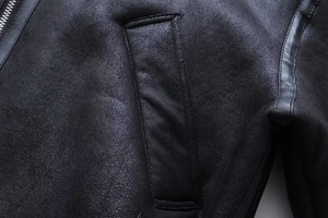 Detailansicht der schwarzen Fleecejacke mit Seitentaschen und robustem Metallreißverschluss