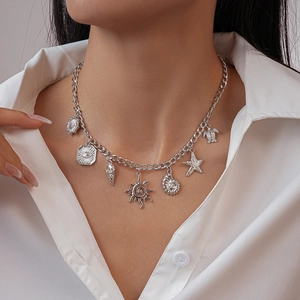 Dettaglio della collana d'argento con ciondoli stella, conchiglia e tartaruga