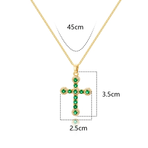 Collana a croce dorata con zircone smeraldo e misure per catena da 45 cm e ciondolo