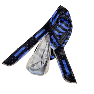 Detail eines schwarzen Satin-Durags mit US-Flaggenmuster und feinen weißen Randnähten