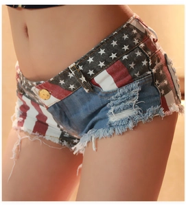 Dettaglio degli shorts in denim bandiera americana con vita bassa e bordi sfilacciati