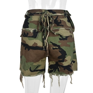 Détails du short camouflage avec ourlets effilochés et poches arrière à lacets