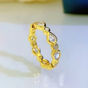 Anillo de eternidad con cristales de pera y redondos en acabado dorado para mujer
