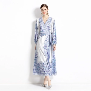 Robe portefeuille blanche élégante avec imprimé cachemire et manches lanternes